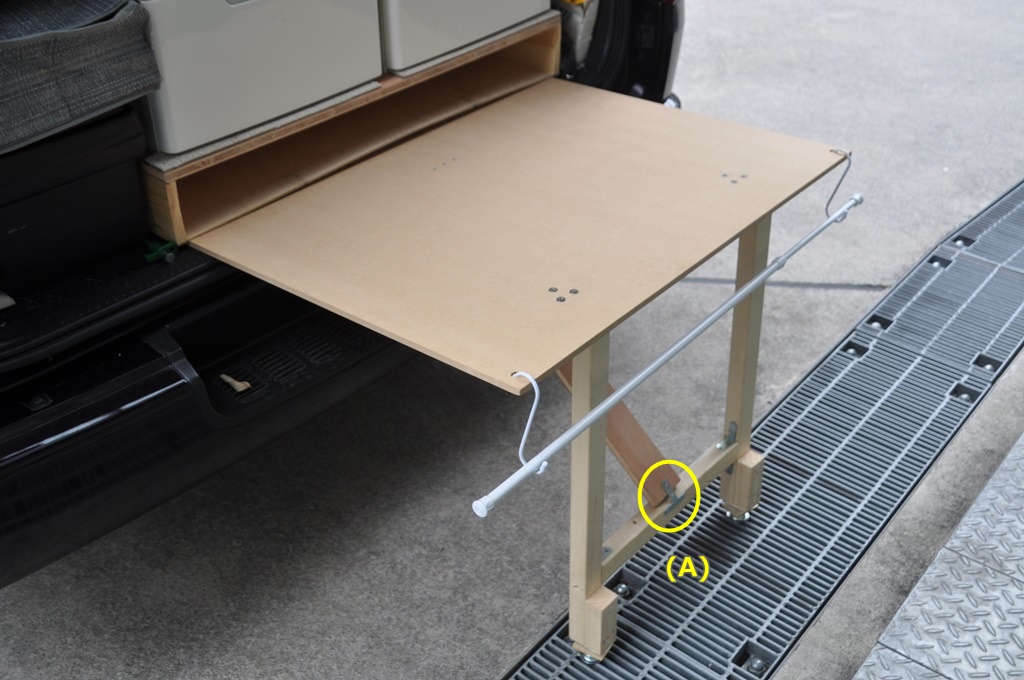 トヨタハイエースのリアーにDIYでテーブルを作りました。