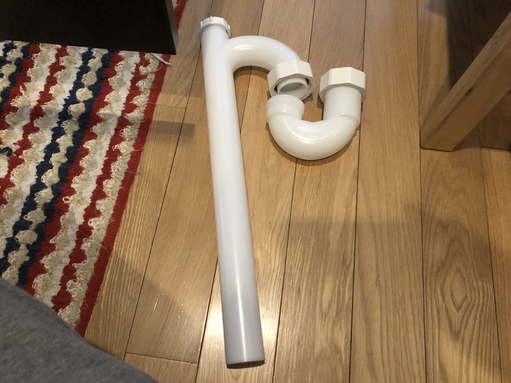 排水管パイプを繋ぎます。