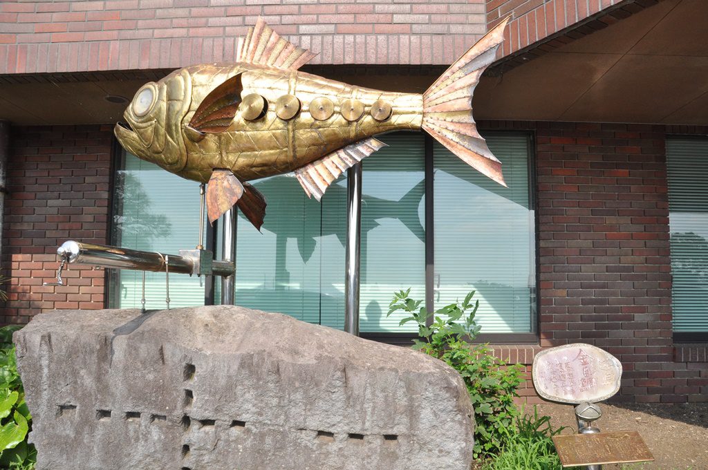 東伊豆町役場前の金目鯛のオブジェ