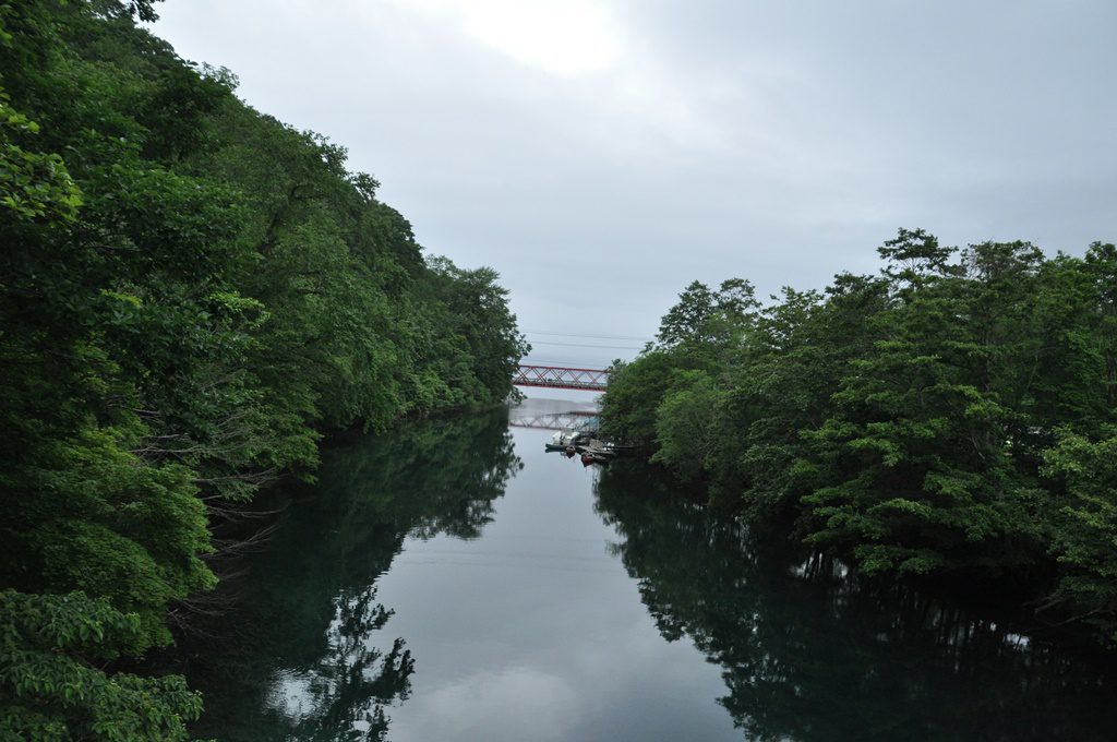 橋より支笏湖側を見ます。